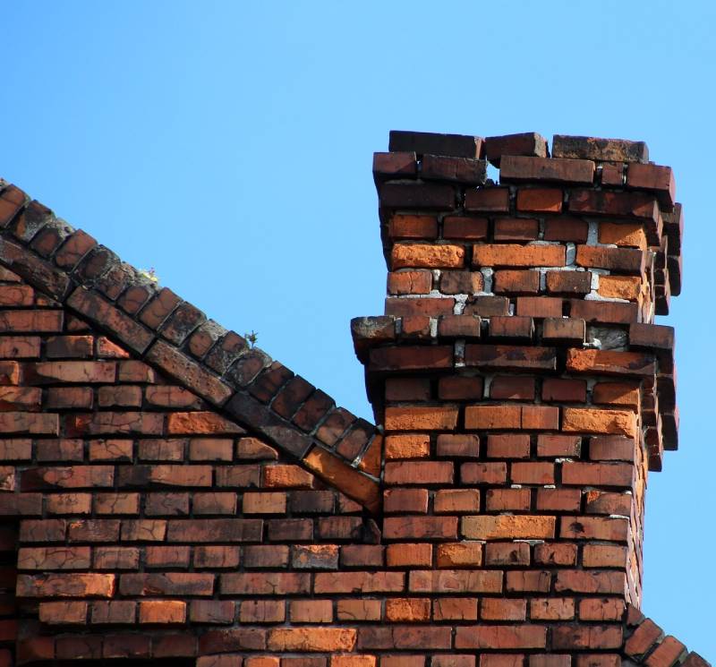 Signs Your Annapolis Home Needs a Chimney Inspection Damaged chimney on an Annapolis home showing cracks and missing mortar
